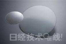 GaN晶圓。左為2英寸產(chǎn)品，右為4英寸產(chǎn)品