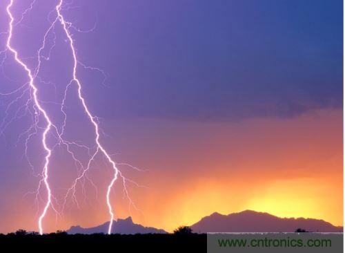 【導讀】處于空間變化的強電磁場中的物體，由于電磁感應，在其內部就會產生很高的感應電動勢，很容易造成意外?，F在家用電器的也采取了各種相應的防護措施，特別是雷電的防護，不要以為在家里的電器就不怕雷電哦，“家里”也不安全的，所以雷天下電器防雷常識還是不可少的。  家用電器的防護，除了避免人為損壞外，諸多不可抗力因素所帶來的損壞也要采取相應的防護措施，特別是雷電的防護。雷電流在50～100微秒的時間內，從０變化到幾萬安，再由幾萬安變化到０，在其周圍空間會產生瞬變的強電磁場。處于空間變化的強電磁場中的物體，由于電磁感應，在其內部就會產生很高的感應電動勢。以前，由于它的成災概率極小，沒有引起人們的注意，但隨著微電子技術的重大進展，超大規模集成電路誕生，它的能耗小、靈敏度極高等特點，使得其容易被損壞。          在建筑物內，大量布設著各種導體線路。當建筑物遭受雷擊或其周圍發生雷擊時，雷電流將在建筑物內部空間產生瞬態磁場脈沖，這種磁場脈沖干擾上述回路后，將在回路中感應出瞬態過電壓，危及這些回路相連的設備。雖然建筑物做好了防雷措施，但建筑物不可避免的會出現露洞。比如大面積的門窗可以讓電磁波入侵來去自由，輸電線路引雷入室等等。甚至有些電器還是露天使用的，因此應做好電器防雷。 6   電力系統因其裸露而置于高空，是最易遭受雷擊的。20世紀初，在電力系統應用到輸電線中上時創造了避雷線，即接閃器是一根或兩根架設在輸電線上方的接地鋼線，也就是前面所稱的“避雷線”。由于它簡單有效，所以在房屋建筑上也推廣了這種形式的接閃器，將它安裝在房屋上容易發生雷擊的地方，起到避雷的作用?，F在許供電線路采用地下電纜，對防雷有了很大的幫助。但高壓運輸還是必須架空明線，因此，必須使用避雷線。          人們通常用過壓保護器來保護電器。其防雷原理是：這種保護器有兩個端口，電器電源火線與零線分別各接保護器的一個端口，每個保護器另一端再接地，通過間隙擊穿達到對地放電的目的。在正常工作電壓下，避雷器間隙不會被擊穿，當過電壓沿導線傳過來危及被保護設備的過電壓時，避雷器間隙很快被擊穿，對地放電，使大量的電荷都泄入到大地，從而限制了被保護設備的輸入電壓，起到了保護設備的作用。過電壓過去以后，間隙能迅速恢復，使電器正常工作。一些高檔的電器自帶保護器，但是還有許多的電器沒有這一裝置。因此，應在入戶電線接上保護器。在雷暴天氣時，如果沒有特別的用電要求，最好將入戶總閘關閉。          微電子技術的發展，用電器大量使用集成電路。雷電發生時的電磁效應是集成電路的克星。而現在使用集成電路最多的莫過于計算機了，為了防止電磁感應對其的破壞，計算機的主機外殼一般由金屬制成。利用金屬的靜電屏蔽和對電磁波的趨膚效應，對防止感應雷有很好的效果。