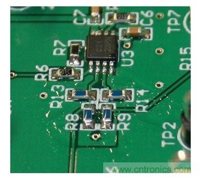 即為殘留過多數量焊劑的 PCB。