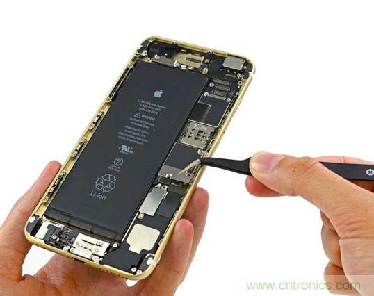 與iPhone 5S相比，電池尺寸更大，電池效率提高了16%。整部手機看起來就像一件藝術品，但看不到太多的內部構造。（來源：iFixit）