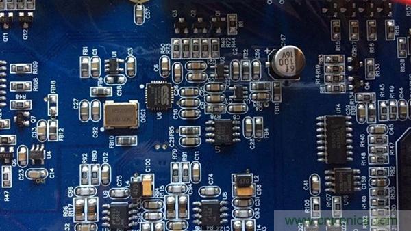 如何“布局”電路上的貼片電容才會降低寄生電感？
